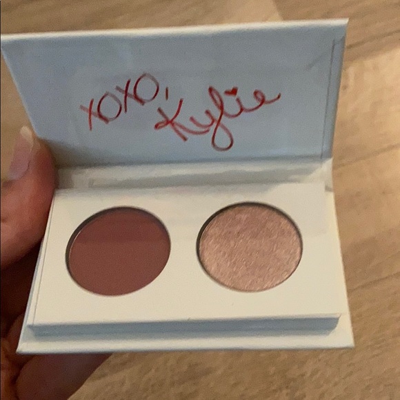 NWT Kylie Smooch Eyeshadow VDay Limited Edition - Picture 4 of 4